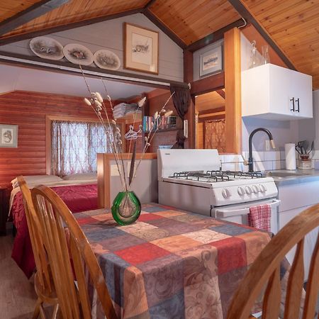 Hillside Bungalows Banff Bagian luar foto