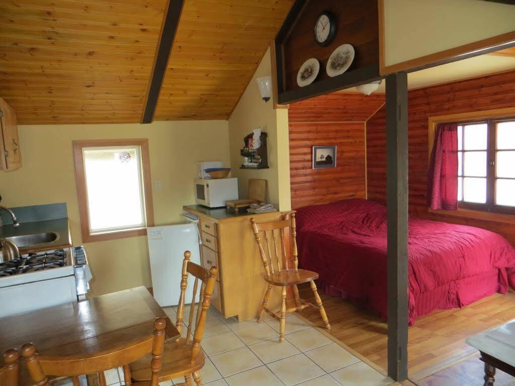 Hillside Bungalows Banff Bagian luar foto